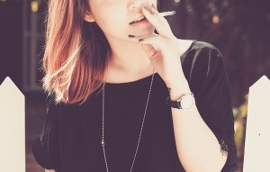 煙草は女性ホルモンの分泌を抑制するので毛深くなるかも