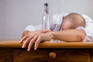 アルコール依存症はお酒で問題がおこっても、おこるとわかっていてもお酒がやめられない