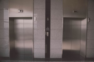 下りのエレベーターで感じる浮遊感は？