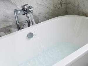 bathtub-890227_640　お風呂　入浴　バスタブ　お湯　蛇口