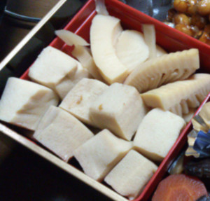 高野豆腐は、木綿豆腐を凍らせて熟成、乾燥させたもの