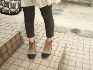 a0780_000153　日本人女性の足　leg　woman　スニーカー　スキニージーンズ　チュニック