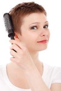 女性ホルモンの分泌が減少することで髪質が変わる