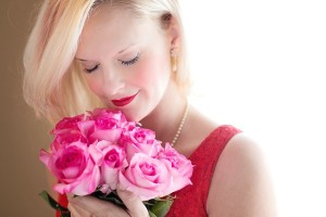 ピンク色やバラの香りで女性ホルモンUPってホント？
